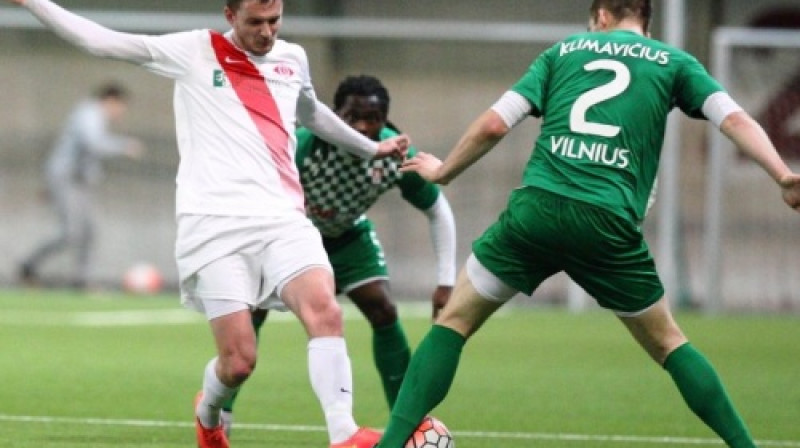 Romāns Bespalovs pret bijušo Rīgas "Daugavas" aizsargu Linu Klimāviču
Foto: FKŽalgiris.lt