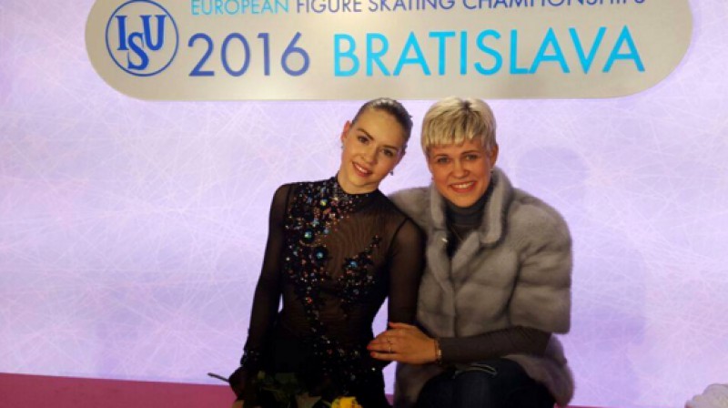 Angelina Kučvalska un trenere Jekaterina Platonova 
Foto: Daiļslidošanas klubs "Kaskads"