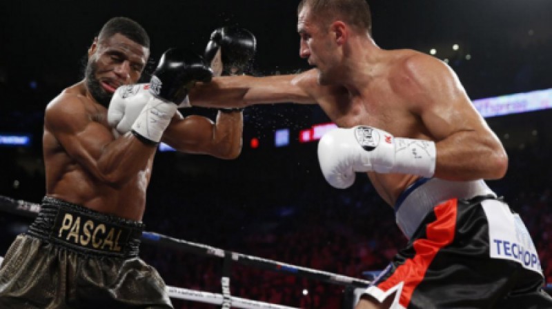Sergejs Kovaļovs (no labās) cīņā ar Žanu Paskālu
Foto: boxingscene.com
