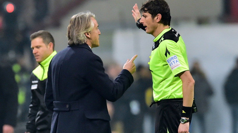 Roberto Mančīni, saņēmis sarkano kartīti, tiek lūgts pamest trenera vietu 
Foto: AFP/Scanpix