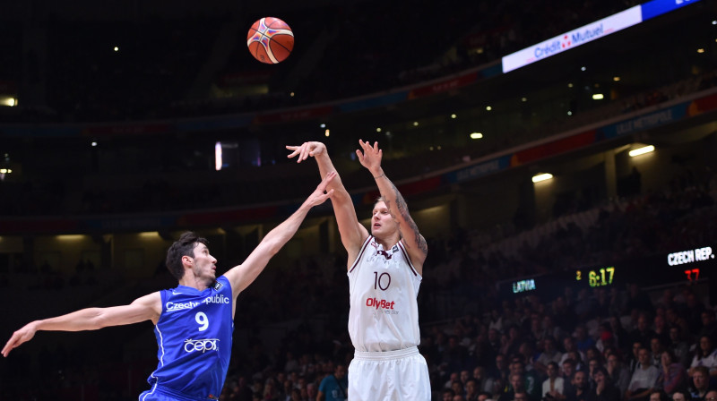 Jiri Velšs cenšas kavēt Jāņa Timmas metienu
Foto: AFP/Scanpix