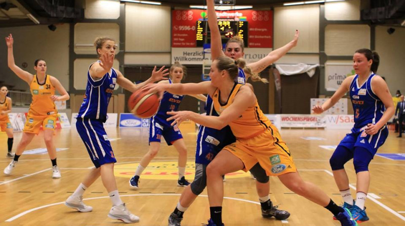 Sabīne Niedola spēlē pret Oberhauzeni
Foto: Stefan Bost