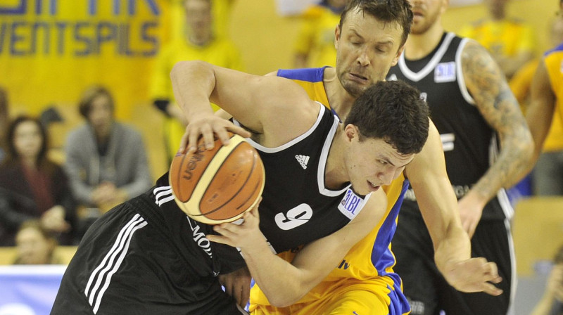 Pako Kruss un Kristaps Janičenoks 
Foto: Romāns Kokšarovs, Sporta Avīze, f64