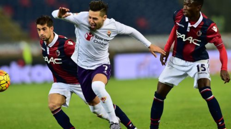 Mauro Zarate cīņā ar ''Genoa'' spēlētājiem
Foto: AFP/Scanpix