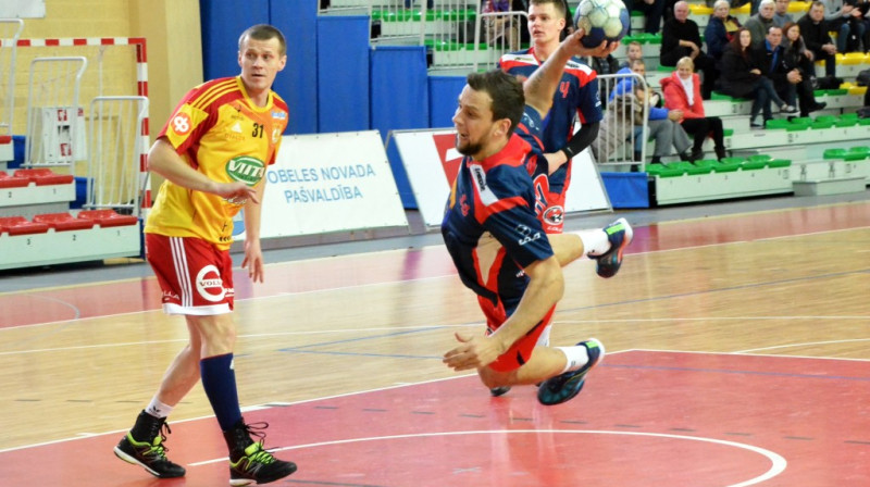 Nils Kreicbergs uzbrukumā
Foto: Andris Pintāns, handbols-dobele.lv