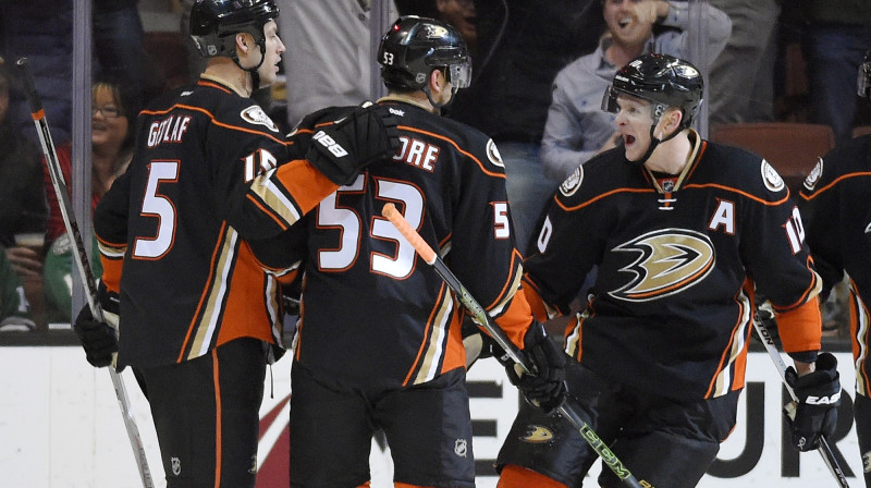 Korijs Perijs (pa labi) un "Ducks" - sestā uzvara pēc kārtas 
Foto: AP/Scanpix