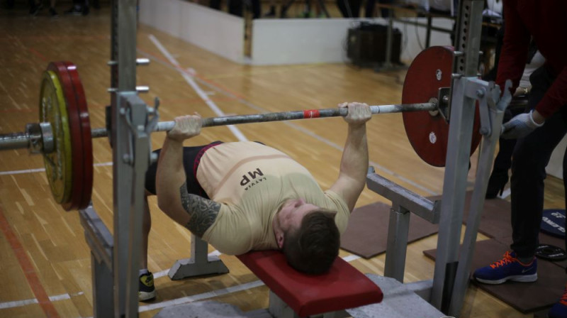 Dairis Leonovics debitējot pauerliftingā