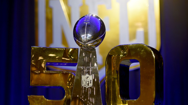 Vinsa Lombardi kauss un "Super Bowl" 50 gadu jubilejas trofejas
Foto: AFP/Scanpix
