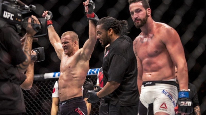 Mihails Cirkunovs (no kreisās) pēc uzvaras pār Aleksu Nikolsonu
Foto: mmajunkie.com