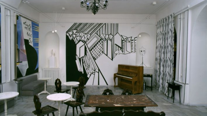 Paulina Olovska, Lūsija Makenzija. Izstādes “NOVA POPULARNA” skats. Varšava, 2003. Foto: Foksal Gallery Foundation, Varšava
