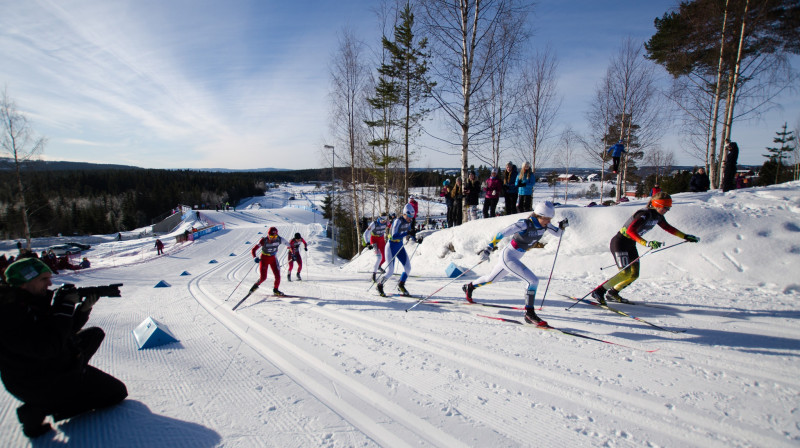P.Eiduka (sarkanā tērpā beigās) cenšas turēt līdz konkurentēm ceturtdaļfinālā. Foto: flickr.com/photos/lillehammer2016