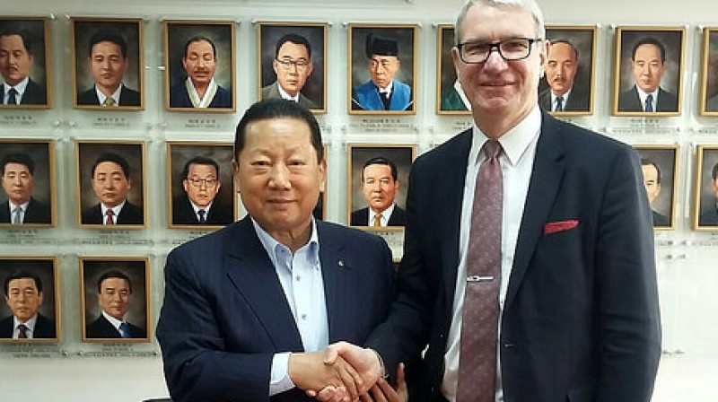 Dienvidkorejas Olimpiskās komitejas prezidents Dž.Kims un Latvijas vēstnieks P.Vaivars
Foto: mfa.gov.lv/seoul