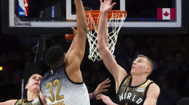 Karls Entonijs Taunss un Kristaps Porziņģis Uzlecošo talantu spēlē
Foto: AP/Scanpix