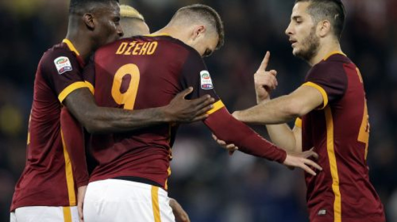 Edins Džeko pēc neveiksmes gūst vārtus
Foto: AP/Scanpix