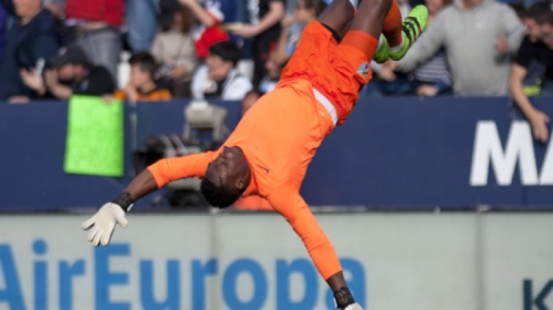 "Malaga" vārtsargs Karloss Kameni pie 0:1 atvairīja Krištianu Ronaldu pendeli, bet šādi līksmoja, kad komandas biedrs rezultātu izlīdzināja
Foto: AP/Scanpix