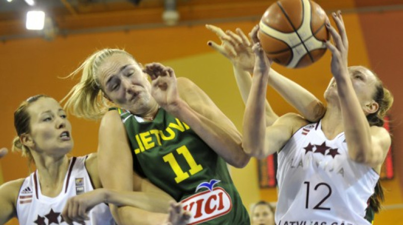Aija Putniņa un Anete Šteinberga pret Kamili Nacickaiti: bez kompromisiem.
Foto: FIBAEurope.com