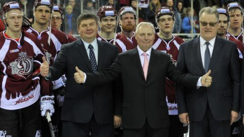 Juris Savickis un vīlušies Rīgas "Dinamo" spēlētāji
Foto: Romāns Kokšarovs, Sporta Avīze, f64