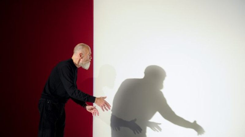 Ilmārs Blumbergs savā personālizstādē “Es nemiršu” LNMM izstāžu zālē ARSENĀLS 2013. gada augustā. 
Foto: Kristaps Kalns