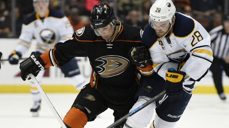 Zemgus Girgensons (pa labi)
Foto: AP/Scanpix
