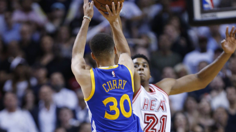 Stefena Karija izšķirošais trīspunktnieks pāri Hasanam Vaitsaidam 
Foto: AP/Scanpix