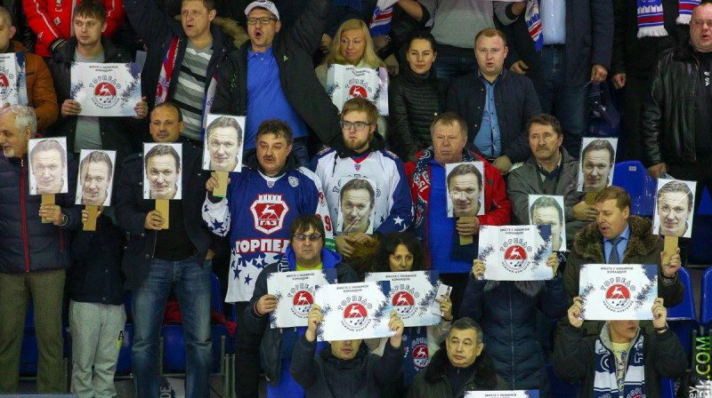 Pēteris Skudra kopā ar līdzjutējiem 
Foto: Sergejs Litvaks / hctorpedo.ru