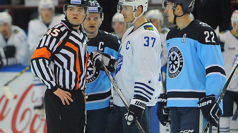 Oskars Bārtulis centrā 
Foto: hcadmiral.ru