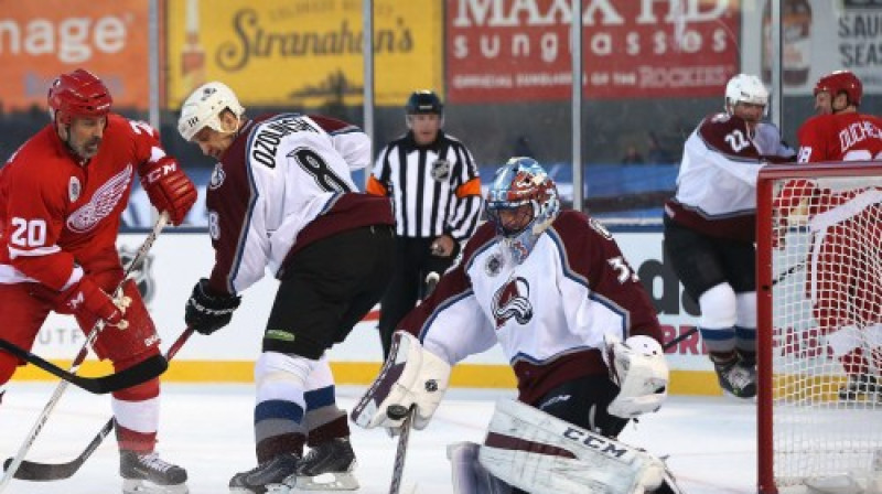 Sandis Ozoliņš aizsargā Patrika Ruā vārtus
Foto: AFP/Scanpix