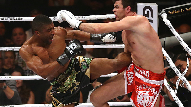 Artjoms Levins (no labās) cīņā ar Saimonu Markusu
Foto: glorykickboxing.com