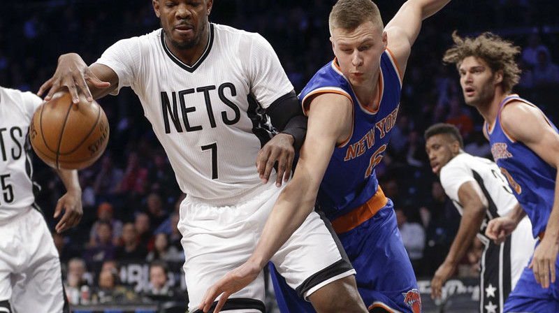 Džo Džonsons pret Kristapu Porziņģi vēl Bruklinas "Nets" sastāvā. 
Foto: AP/Scanpix