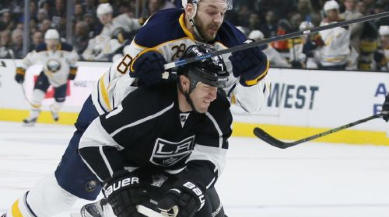 Zemgus Girgensons cīņā pret "Kings"
Foto: AP/Scanpix