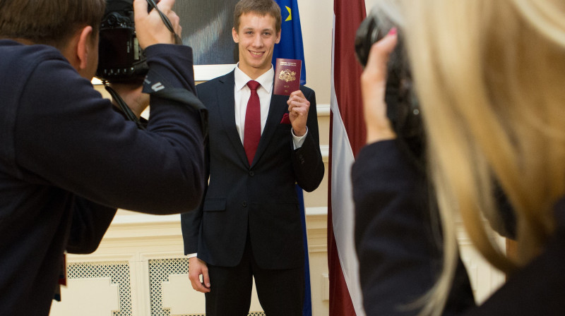 Ruslans Nakoņečnijs saņem Latvijas pasi
Foto: Ernests Dinka, Saeima.lv