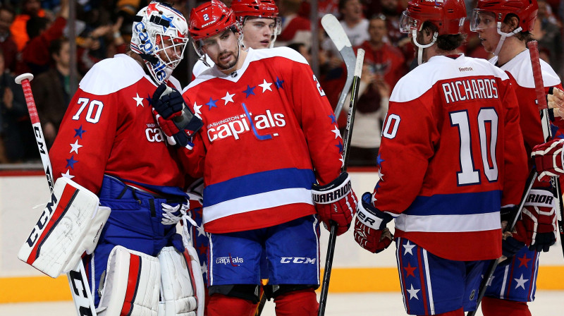 Komandas biedri apsveic "Capitals" vārtsargu Breidenu Holtbiju.
Foto: AFP/Scanpix
