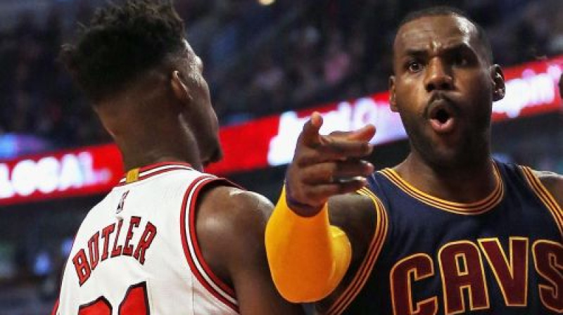Lebrons Džeimss pārsteigts, sak, uzvara konferencē tiešām var nozīmēt tikšanos ar Džimiju Batleru jau pirmajā kārtā?
Foto: AFP/Scanpix