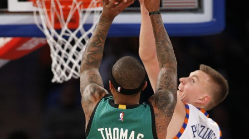 Kristaps Porziņģis cenšas apturēt Aizeju Tomasu
Foto: AP/Scanpix