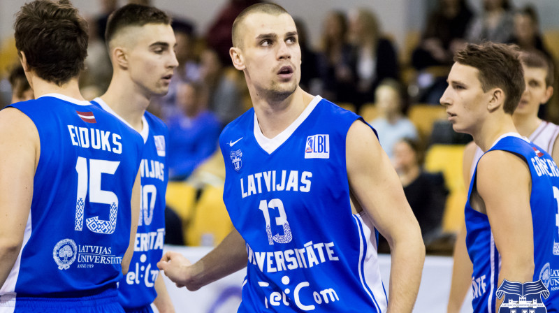 Renārs Magone (centrā) palīdzēs LU komandai ISBL pusfināla posmā
Foto: Māris Greidāns, bk.lu.lv