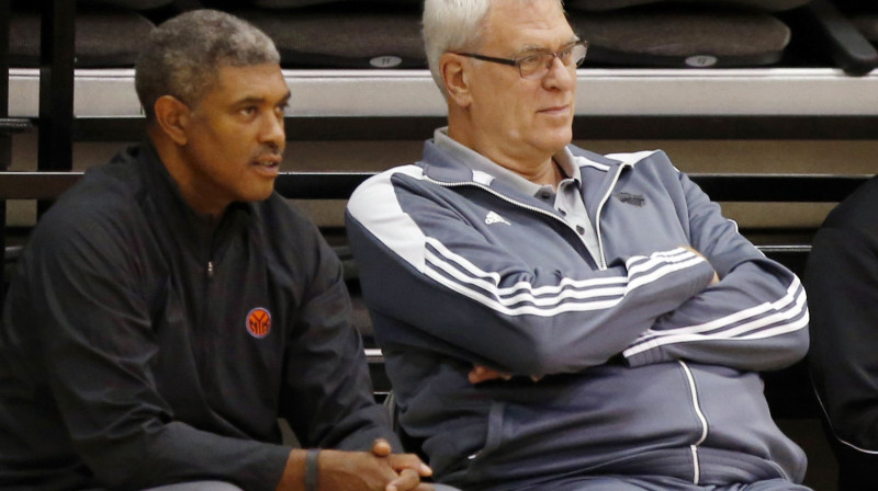 "Knicks" ģenerālmenedžeris Stīvs Mills (Steve Mills) un prezidents Fils Džeksons
Foto: AP/Scanpix