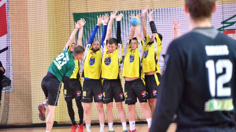Dobeles "Tenax" spēlētāji aizsardzībā
Foto: Andris Pintāns, handbols-dobele.lv