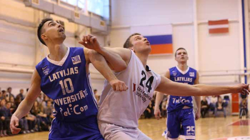 Roberts Krūmiņš cīņā pret UFU studentiem.
Foto: ISBL-basket.com