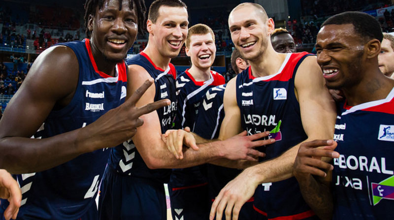 Dāvis Bertāns ar komandas biedriem
Foto: baskonia.com