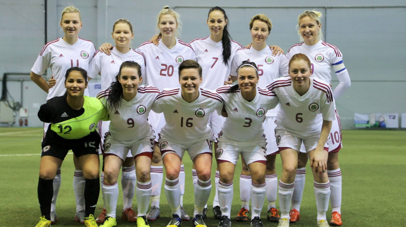 Latvijas sieviešu izlase pirms cīņas ar deputātiem 
Foto: lff.lv