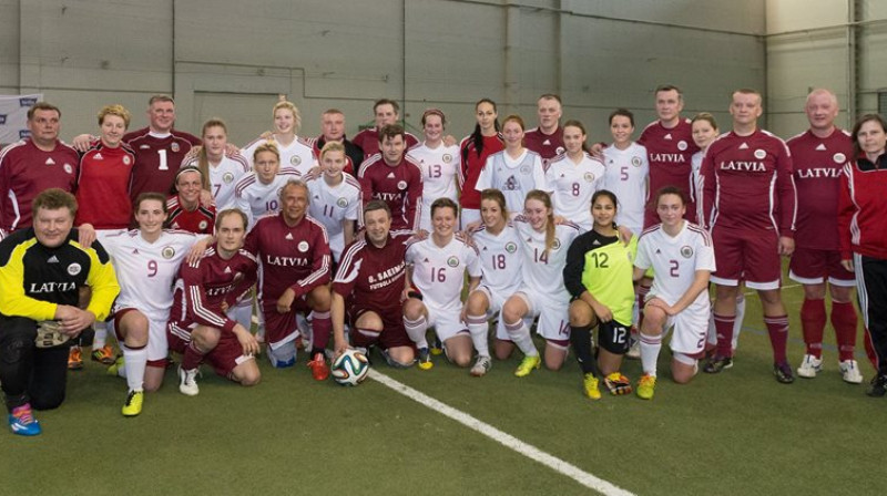 Latvijas sieviešu izlase un Saeimas komanda 
Foto: lff.lv