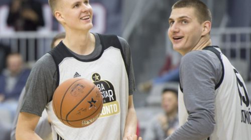 Kristaps Porziņģis un Denveras "Nuggets" centrs Nikola Jokičs
Foto: AP/Scanpix