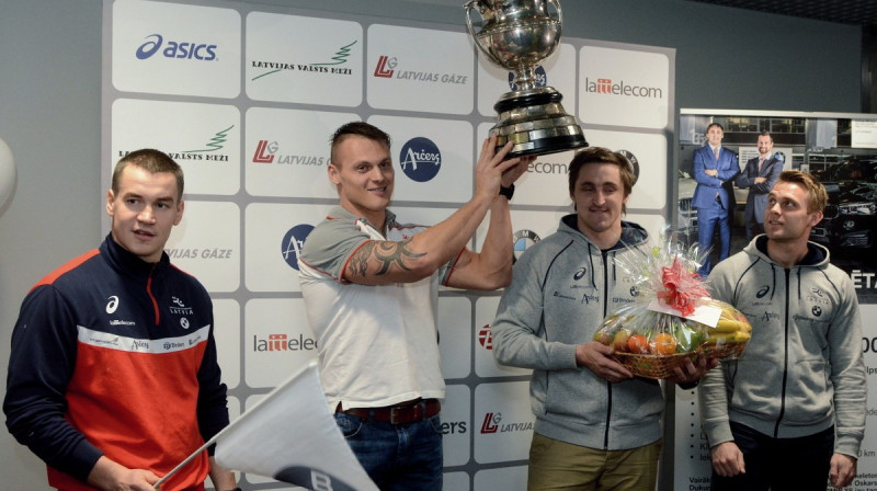 Oskars Melbārdis ar komandu
Foto: Romualds Vambuts