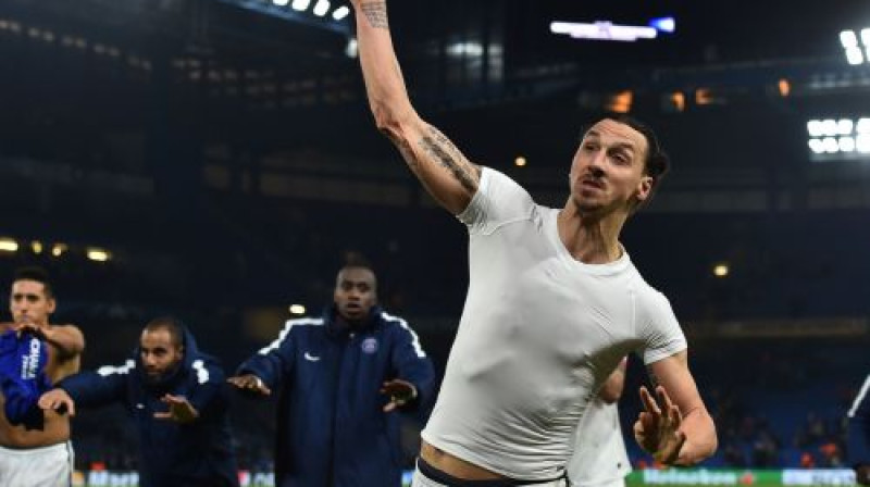 Zlatans Ibrahīmovičs pēc spēles atdod savu kreklu līdzjutējiem
Foto: AFP/Scanpix