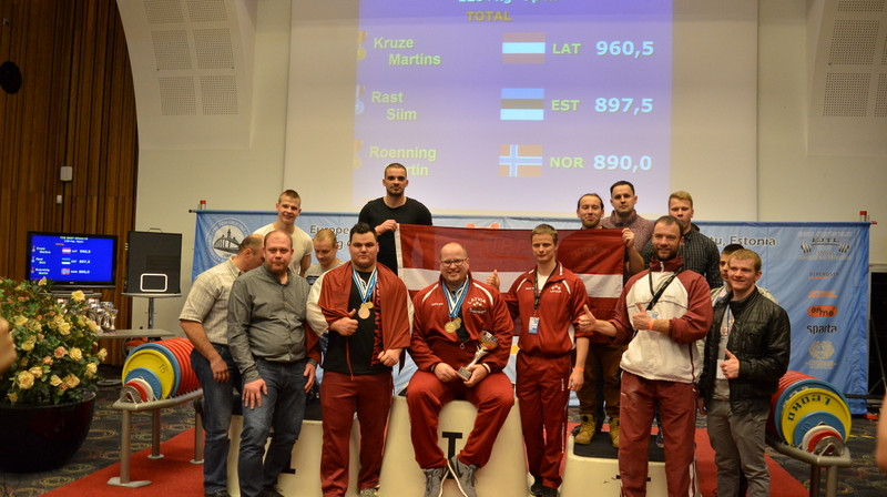 M. Krūze, M. Juzups ar treneri A. Rožlapu un Latvijas atbalstītājiem