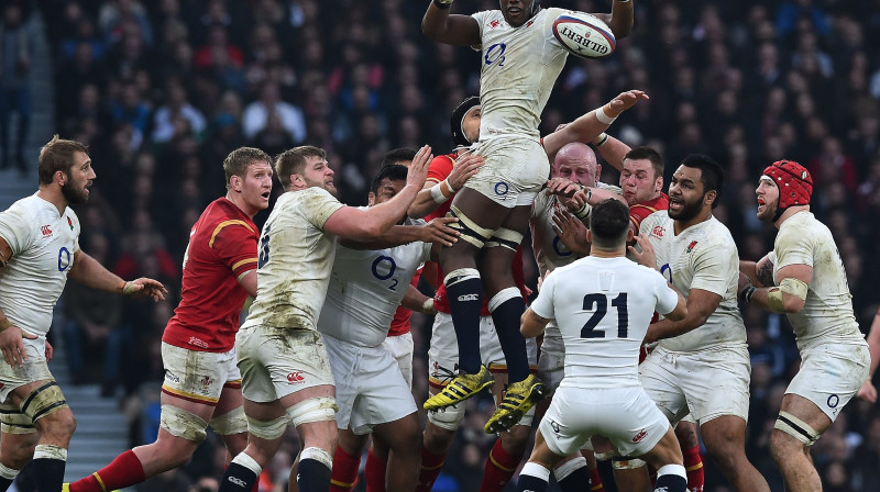 21 gadu vecais Maro Itodže (gaisā) aizvadīja izcilu spēli. Tā bija tikai viņa trešā spēle izlasē. 
Foto: AFP/Scanpix