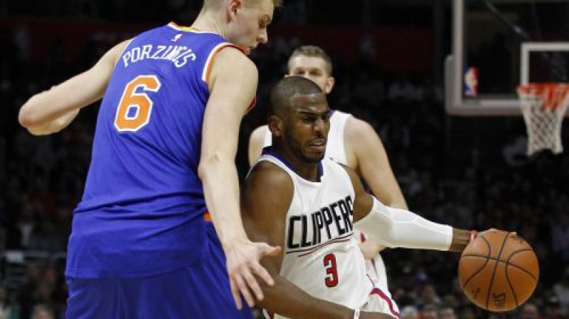 Kristaps Porziņģis pret "Clippers" superzvaigzni Krisu Polu
Foto: AP/Scanpix