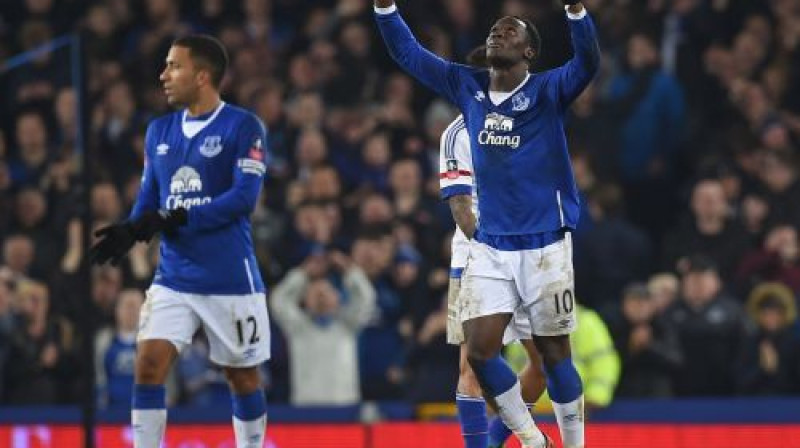 Mača varonis ''Everton'' rindās - divu vārtu autors Romelu Lukaku (pa labi)
Foto: AFP/Scanpix