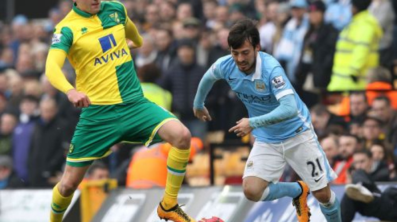 Patriks Bamfords (no kreisās) un Davids Silva
Foto: AFP/Scanpix