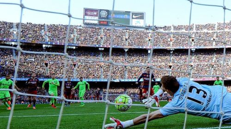 Visente Gvaita atvaira Lionela Mesi 11 metru soda sitienu
Foto: AFP/Scanpix